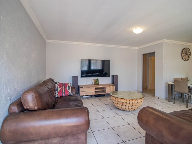 Stunning 3-Bedroom in Sonneveld, Brakpan – The Perfect Blend of Comfort, Style, and d Secure Estate - Photo 5