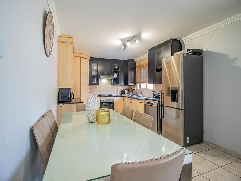 Stunning 3-Bedroom in Sonneveld, Brakpan – The Perfect Blend of Comfort, Style, and d Secure Estate - Photo 9