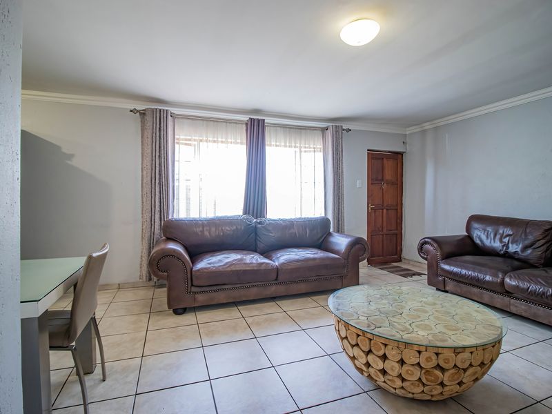 Stunning 3-Bedroom in Sonneveld, Brakpan – The Perfect Blend of Comfort, Style, and d Secure Estate - Photo 8