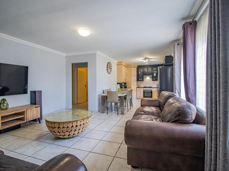 Stunning 3-Bedroom in Sonneveld, Brakpan – The Perfect Blend of Comfort, Style, and d Secure Estate - Photo 6
