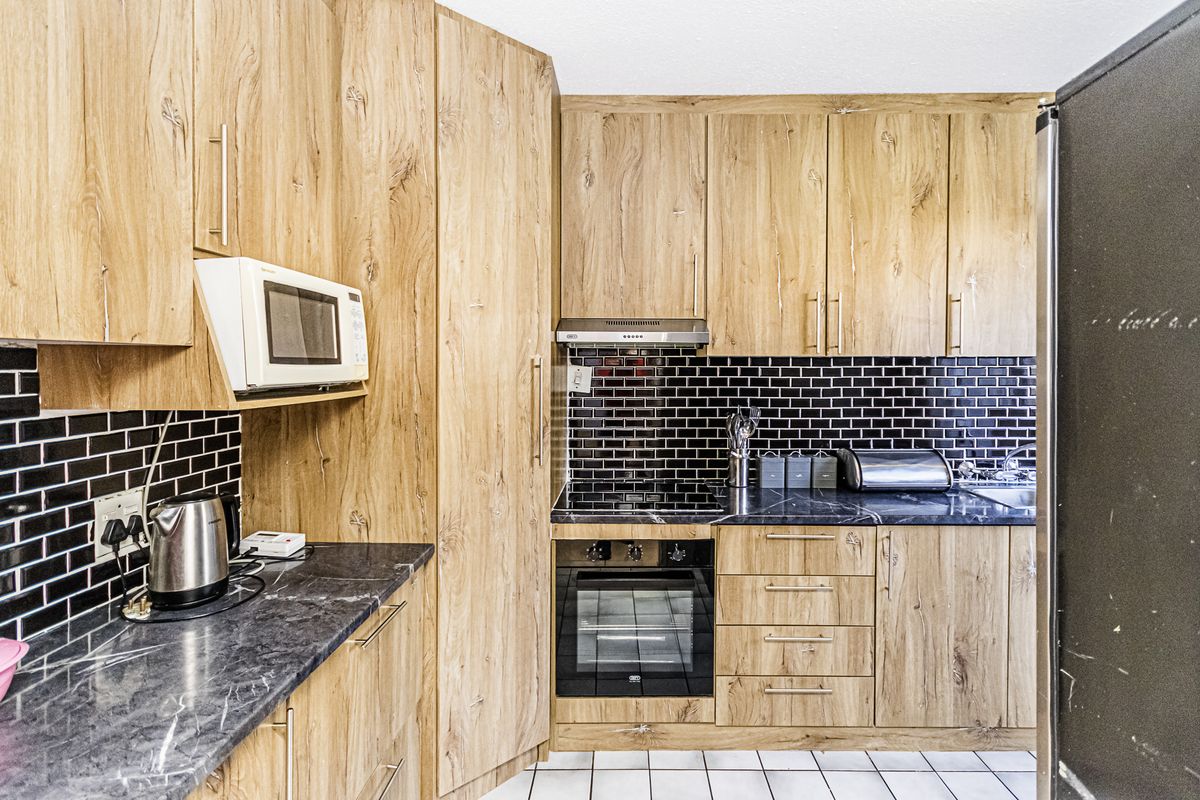 Beautifully Renovated 3-Bedroom Townhouse - Photo 2