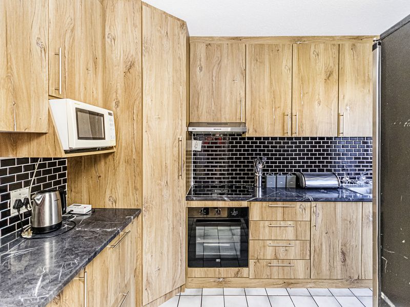 Beautifully Renovated 3-Bedroom Townhouse - Photo 2