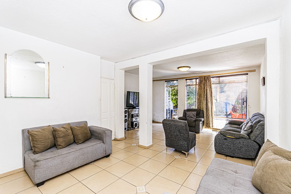 Beautifully Renovated 3-Bedroom Townhouse - Photo 4