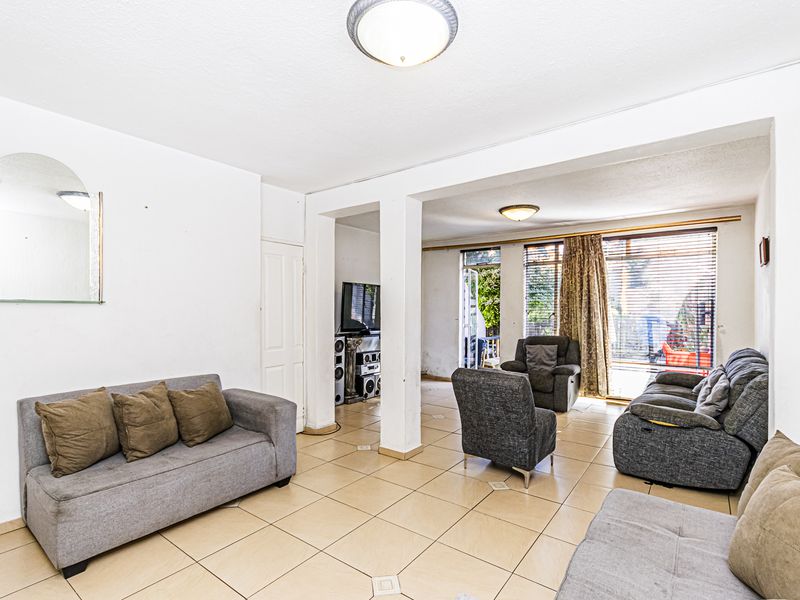 Beautifully Renovated 3-Bedroom Townhouse - Photo 4