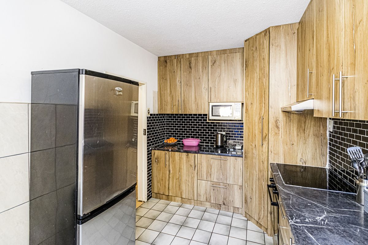 Beautifully Renovated 3-Bedroom Townhouse - Photo 3