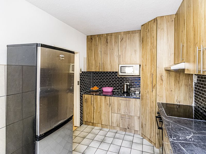 Beautifully Renovated 3-Bedroom Townhouse - Photo 3