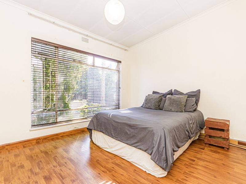 Beautifully Renovated 3-Bedroom Townhouse - Photo 5