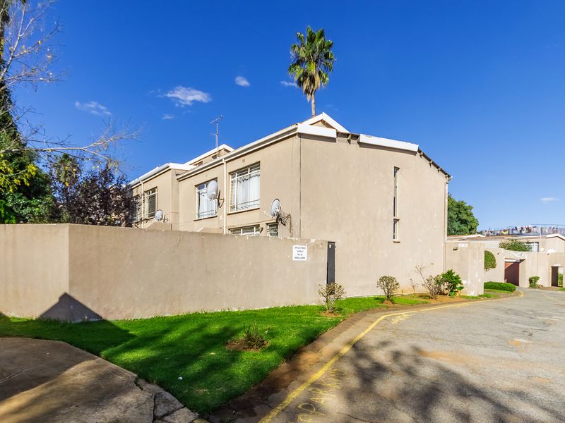 Beautifully Renovated 3-Bedroom Townhouse - Photo 8