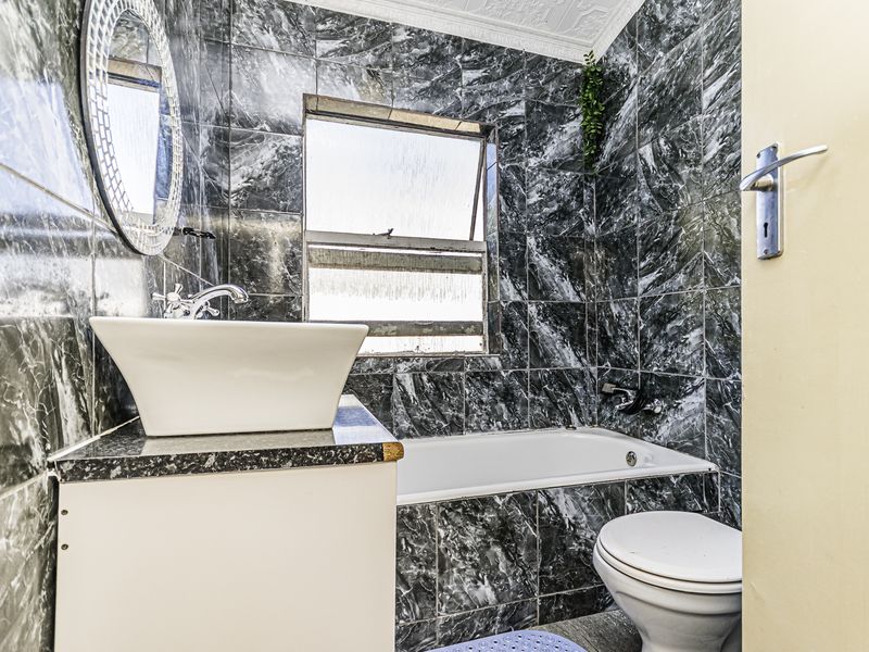 Beautifully Renovated 3-Bedroom Townhouse - Photo 7