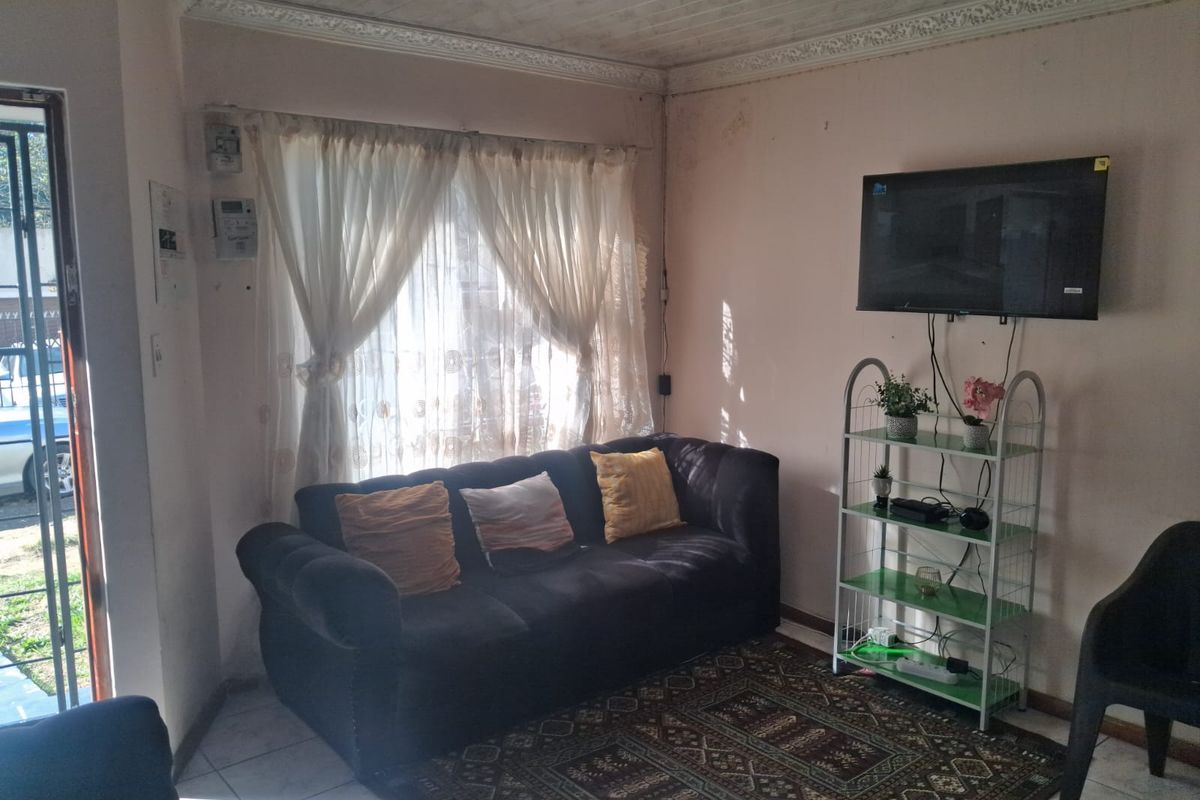 Quaint 2-Bedroom Home in Sought-After Southernwood - Photo 3