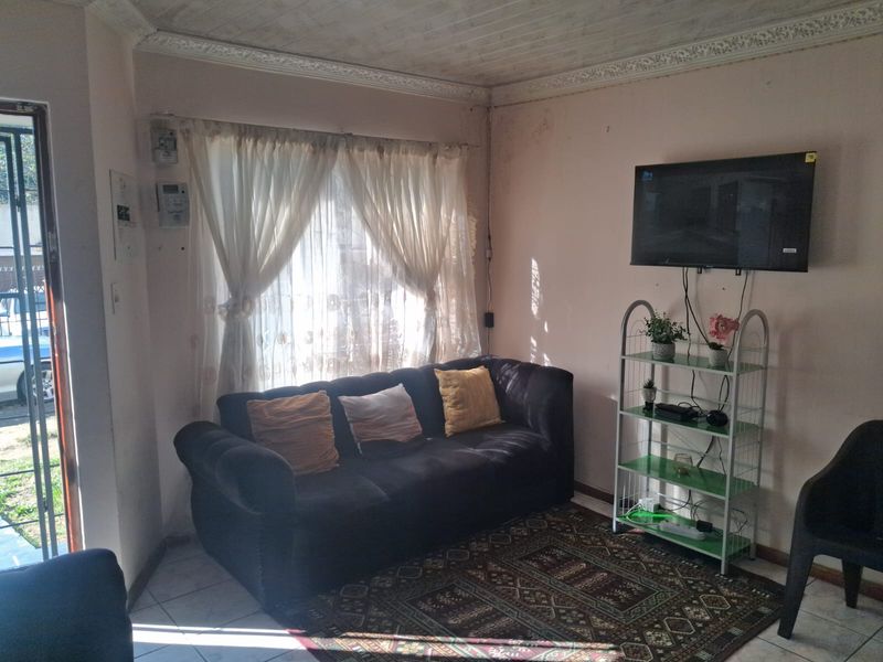 Quaint 2-Bedroom Home in Sought-After Southernwood - Photo 3