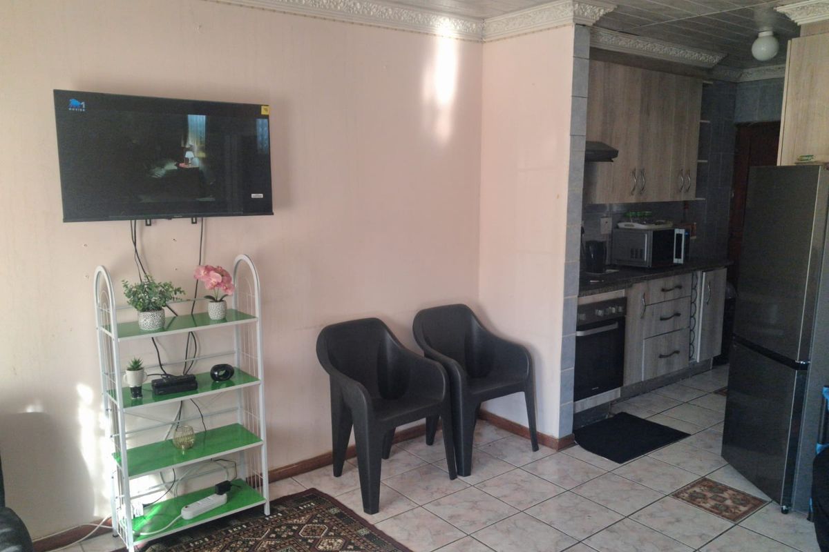Quaint 2-Bedroom Home in Sought-After Southernwood - Photo 4