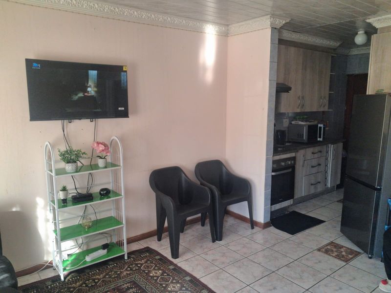 Quaint 2-Bedroom Home in Sought-After Southernwood - Photo 4