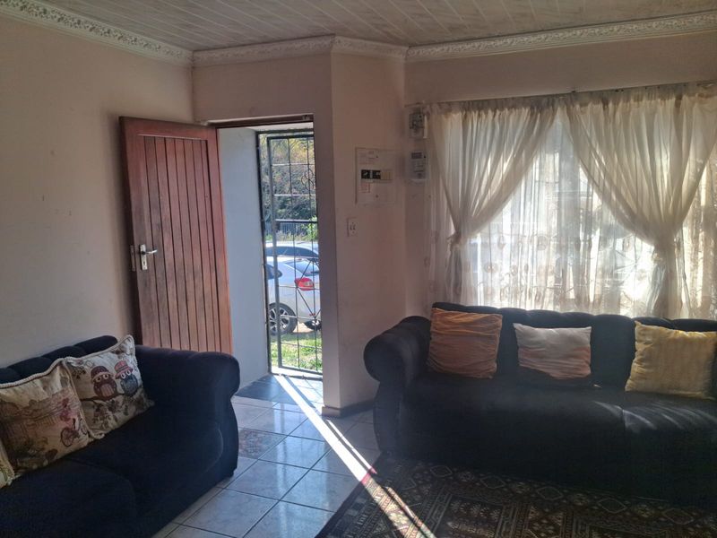 Quaint 2-Bedroom Home in Sought-After Southernwood - Photo 2