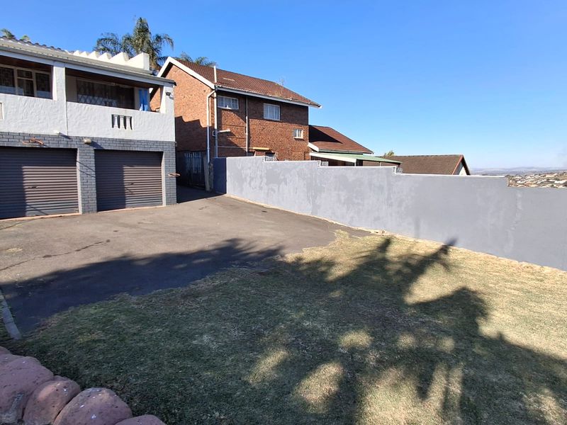 Charming 4 Bedroom Family Home with a Pool - Photo 4