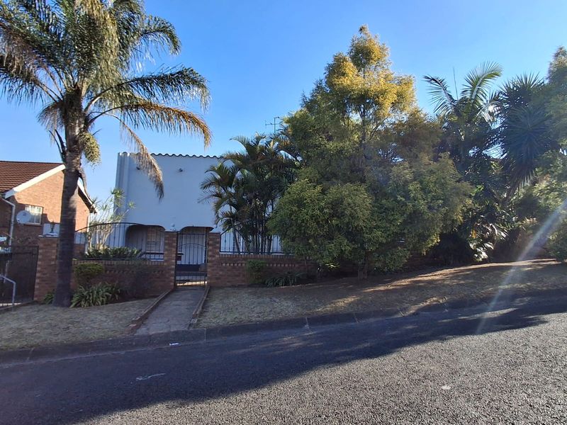 Charming 4 Bedroom Family Home with a Pool - Photo 2