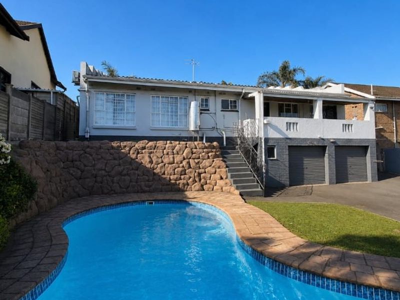 Charming 4 Bedroom Family Home with a Pool - Photo 1