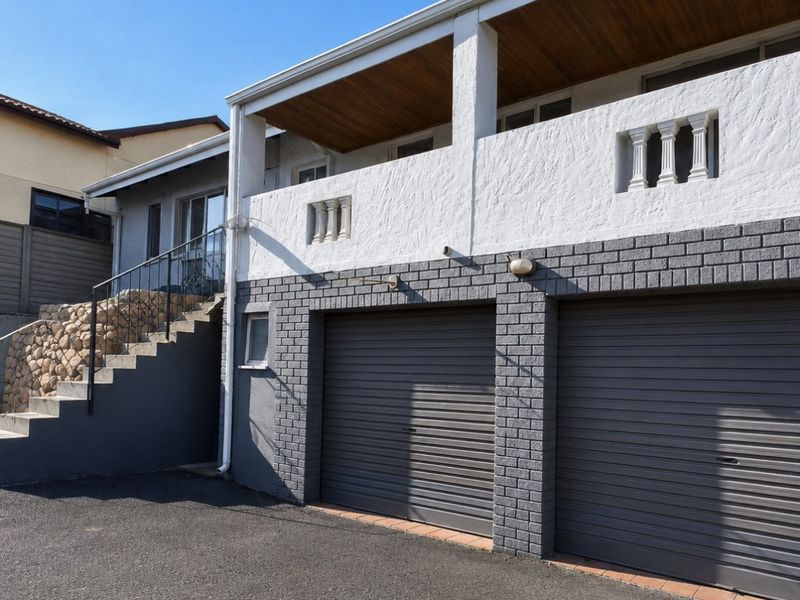Charming 4 Bedroom Family Home with a Pool - Photo 3