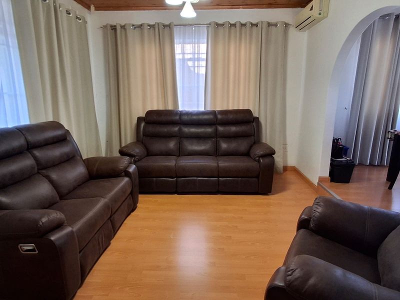 Charming 4 Bedroom Family Home with a Pool - Photo 8