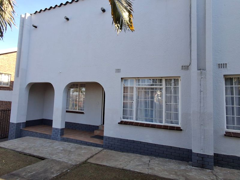 Charming 4 Bedroom Family Home with a Pool - Photo 7