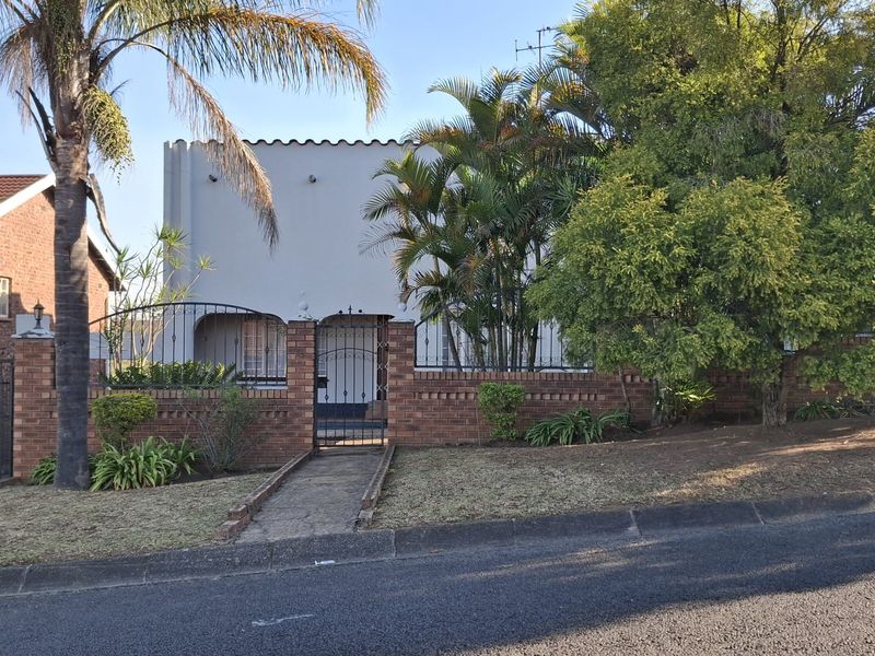 Charming 4 Bedroom Family Home with a Pool - Photo 5