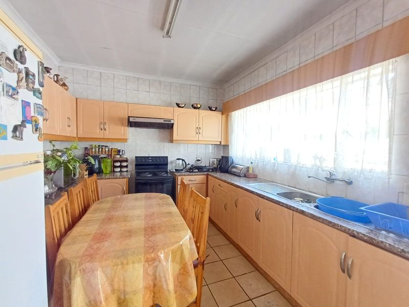 ✨ Modern 3-Bedroom Home Offering Space, Style & a Pool - Photo 4