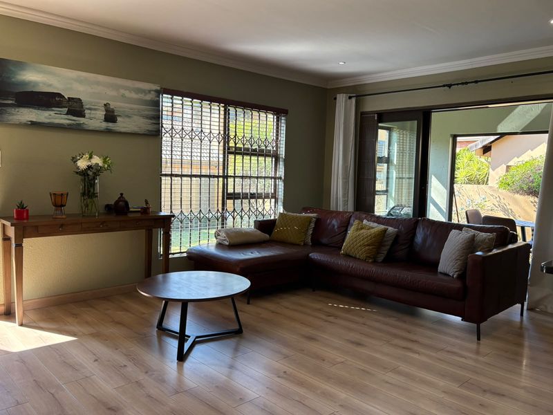 Elegant 2-Bedroom Townhouse - Modern Comfort Meets Timeles Charm - Photo 4