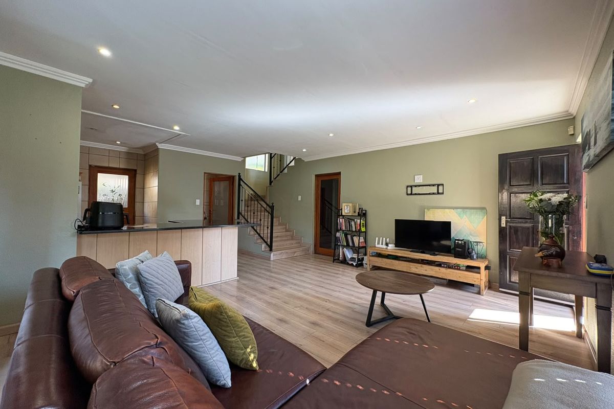 Elegant 2-Bedroom Townhouse - Modern Comfort Meets Timeles Charm - Photo 3