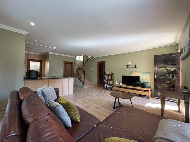 Elegant 2-Bedroom Townhouse - Modern Comfort Meets Timeles Charm - Photo 3