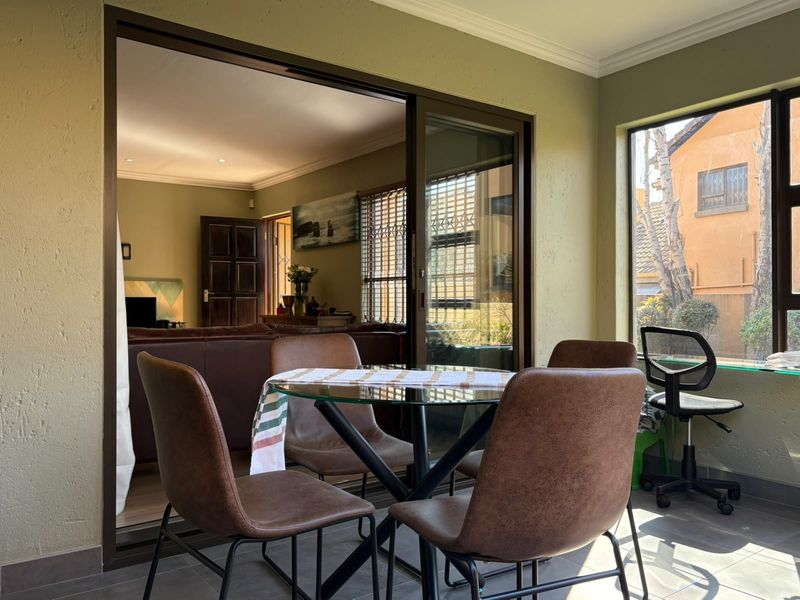 Elegant 2-Bedroom Townhouse - Modern Comfort Meets Timeles Charm - Photo 10