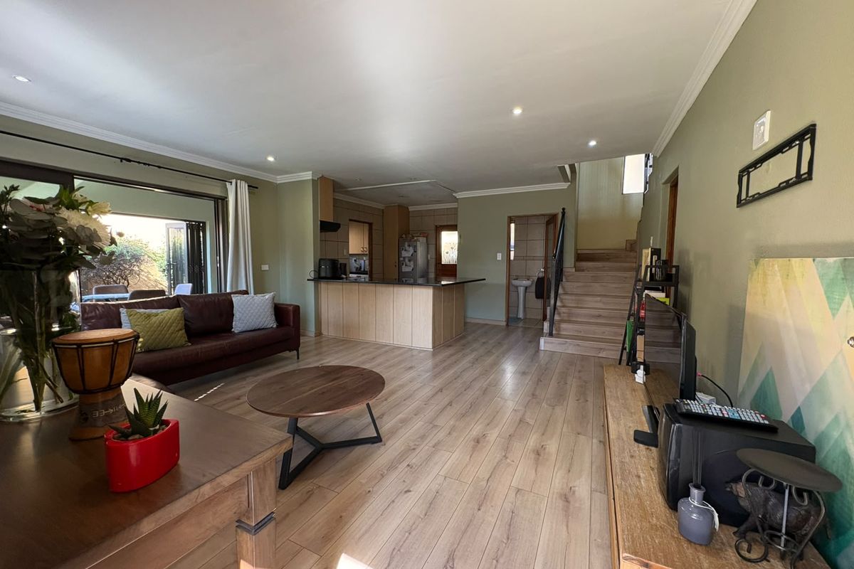 Elegant 2-Bedroom Townhouse - Modern Comfort Meets Timeles Charm - Photo 2