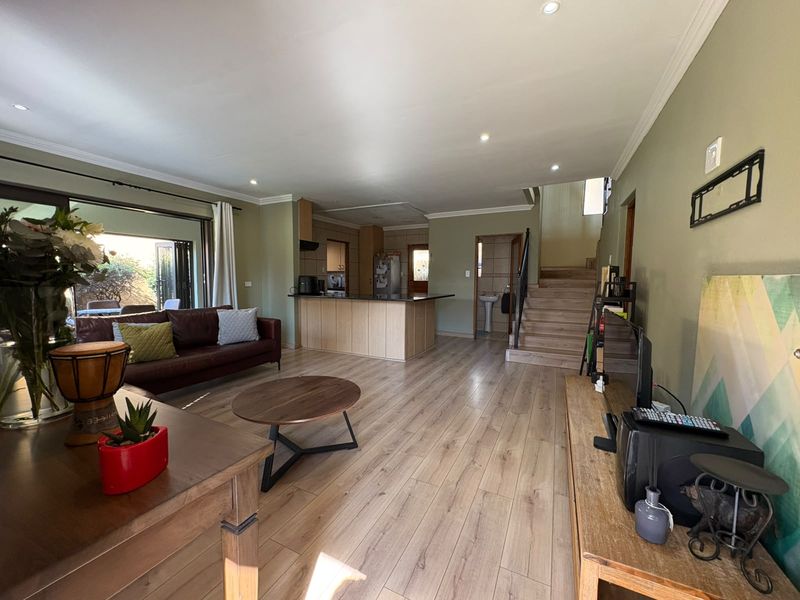 Elegant 2-Bedroom Townhouse - Modern Comfort Meets Timeles Charm - Photo 2