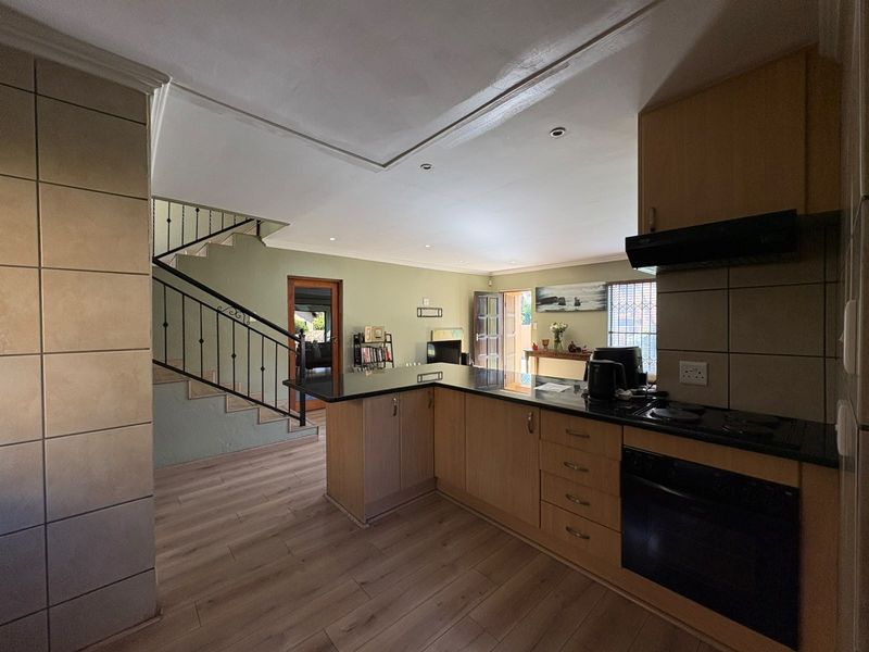 Elegant 2-Bedroom Townhouse - Modern Comfort Meets Timeles Charm - Photo 8