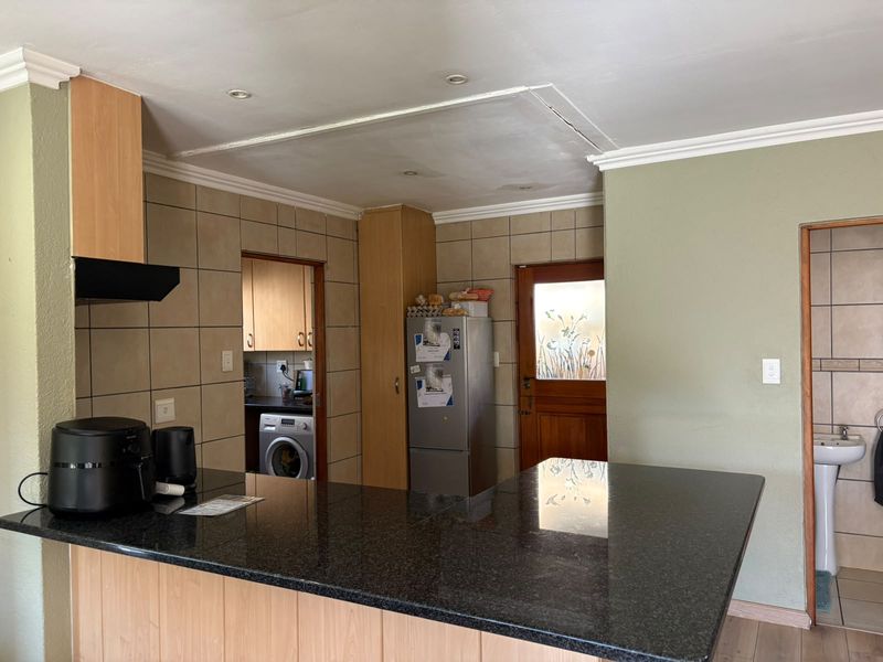 Elegant 2-Bedroom Townhouse - Modern Comfort Meets Timeles Charm - Photo 6