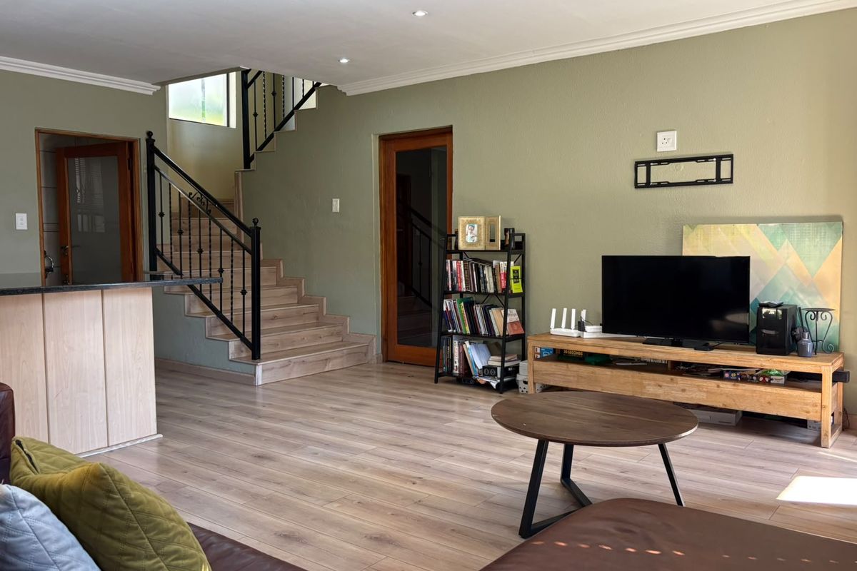 Elegant 2-Bedroom Townhouse - Modern Comfort Meets Timeles Charm - Photo 5