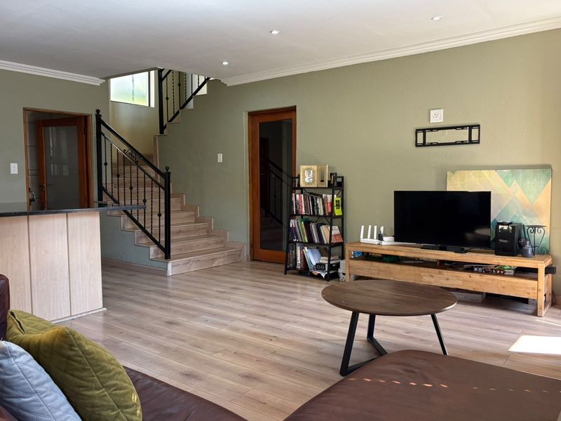 Elegant 2-Bedroom Townhouse - Modern Comfort Meets Timeles Charm - Photo 5