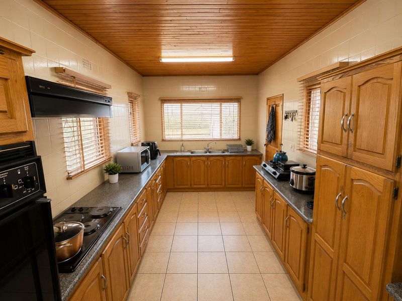 Spacious 3-Bedroom Family Home for Sale in Schuinshoogte - Photo 5