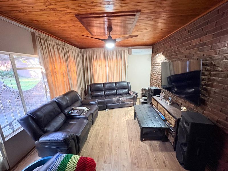 Spacious 3-Bedroom Family Home for Sale in Schuinshoogte - Photo 2