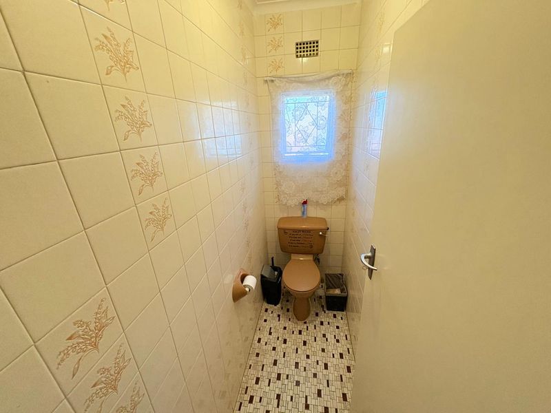 Spacious 3-Bedroom Family Home for Sale in Schuinshoogte - Photo 10