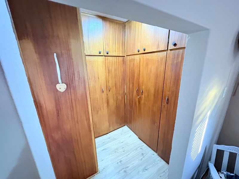 Spacious 3-Bedroom Family Home for Sale in Schuinshoogte - Photo 9