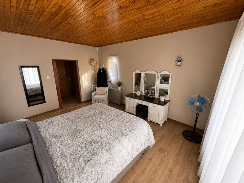 Spacious 3-Bedroom Family Home for Sale in Schuinshoogte - Photo 8