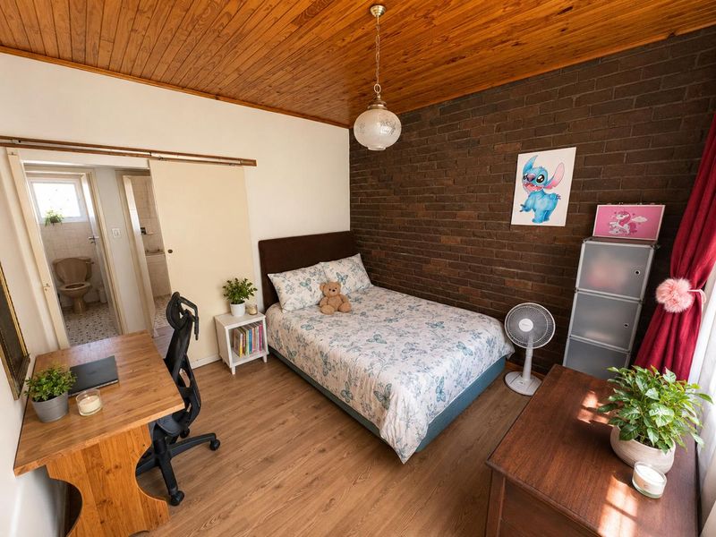 Spacious 3-Bedroom Family Home for Sale in Schuinshoogte - Photo 7