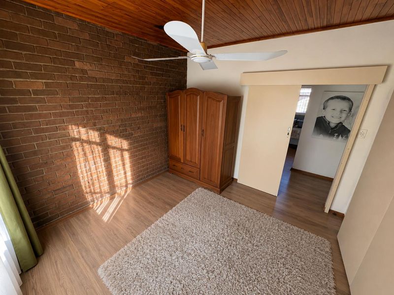 Spacious 3-Bedroom Family Home for Sale in Schuinshoogte - Photo 6