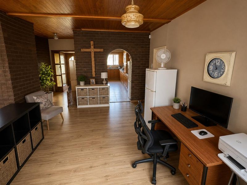 Spacious 3-Bedroom Family Home for Sale in Schuinshoogte - Photo 3