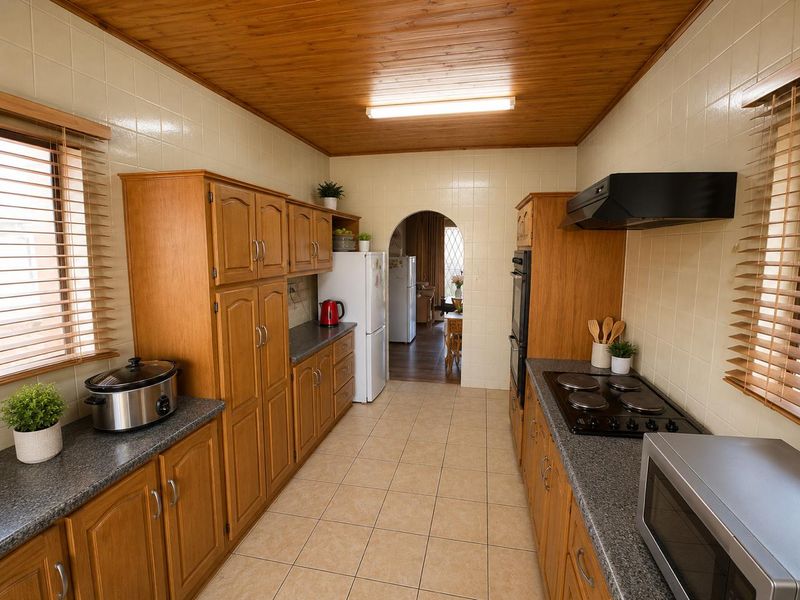 Spacious 3-Bedroom Family Home for Sale in Schuinshoogte - Photo 4