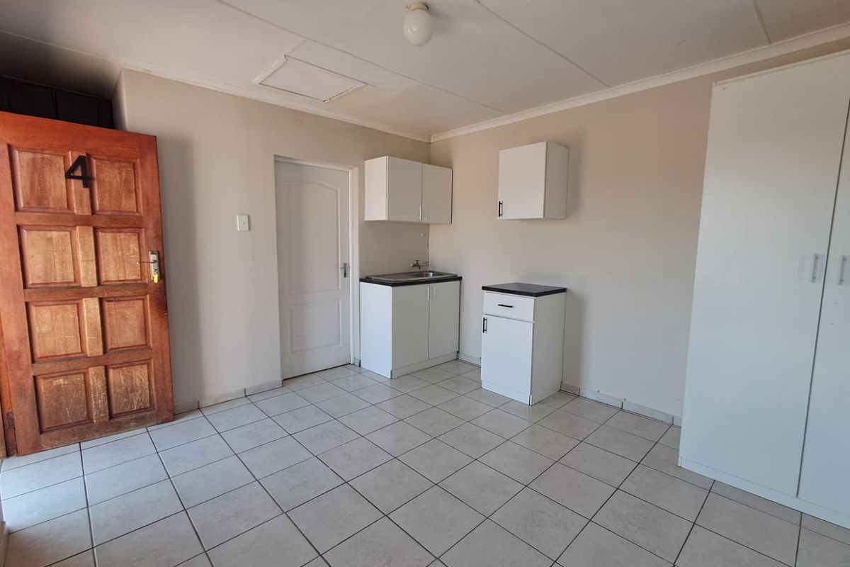 Spacious Bachelor Unit - Photo 4