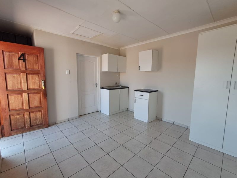 Spacious Bachelor Unit - Photo 4