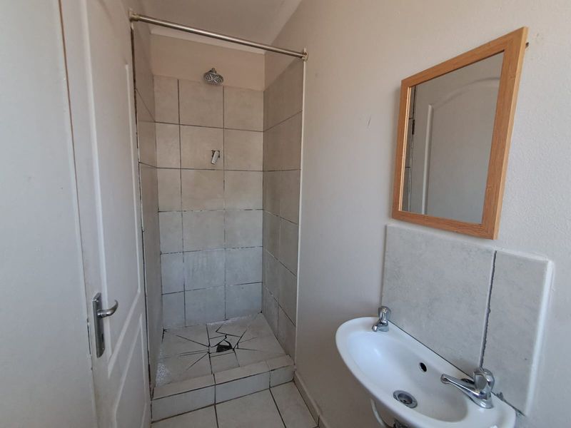 Spacious Bachelor Unit - Photo 9