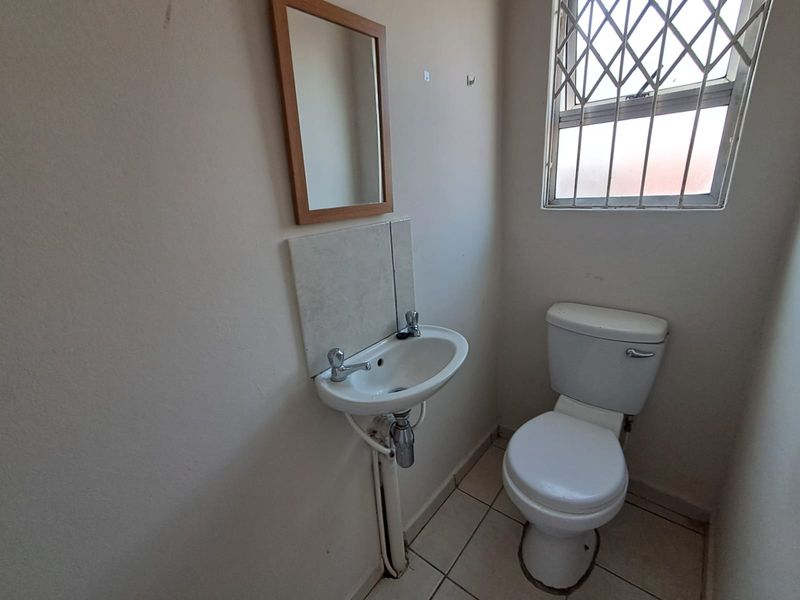 Spacious Bachelor Unit - Photo 8