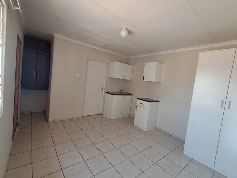 Spacious Bachelor Unit - Photo 7